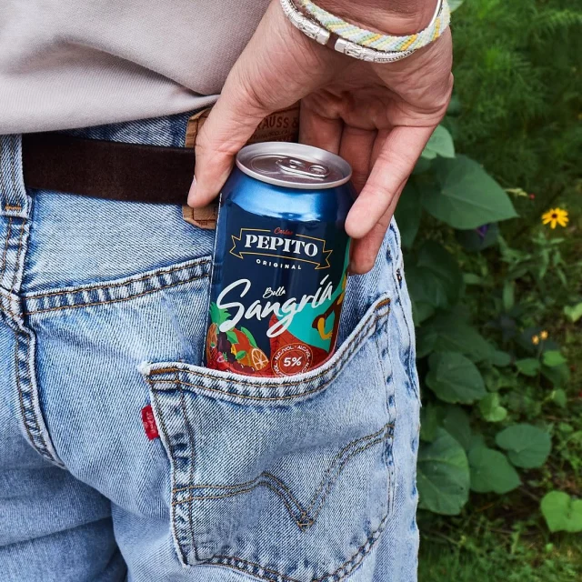 Notre format canette est pratique pour toutes les occasions ! 

Disponible dans les saveurs Original, Rosada et Tropical, compte sur nous pour ajouter du Pep’ à tes journées, une canette à la fois 😎✨ 

On veut savoir ! Quelle est la saveur de Pepito Sangria à laquelle tu ne peux pas résister ?

#ConsommezAvecModeration #Plaisirencanette #PepitoSangria #Cocktail