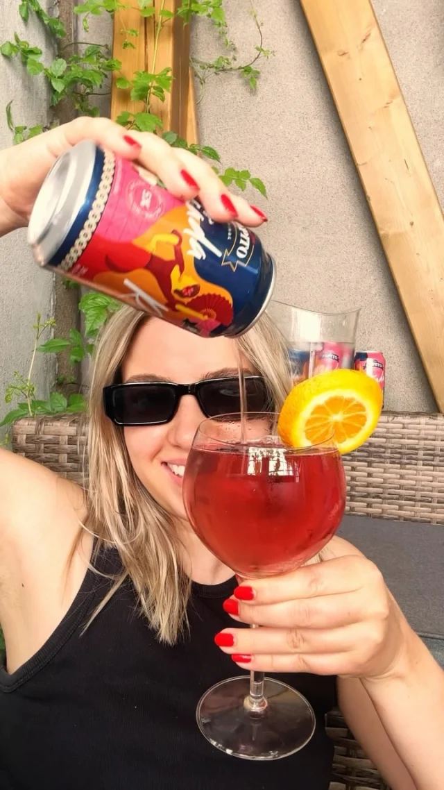 L’automne est là, mais l’été continue avec notre Sangria Rosada ! 

Profite d’une explosion de saveurs fruitées pour adoucir les journées plus fraîches. ☀️🍓

#sangriarosada #cocktail #Sangria